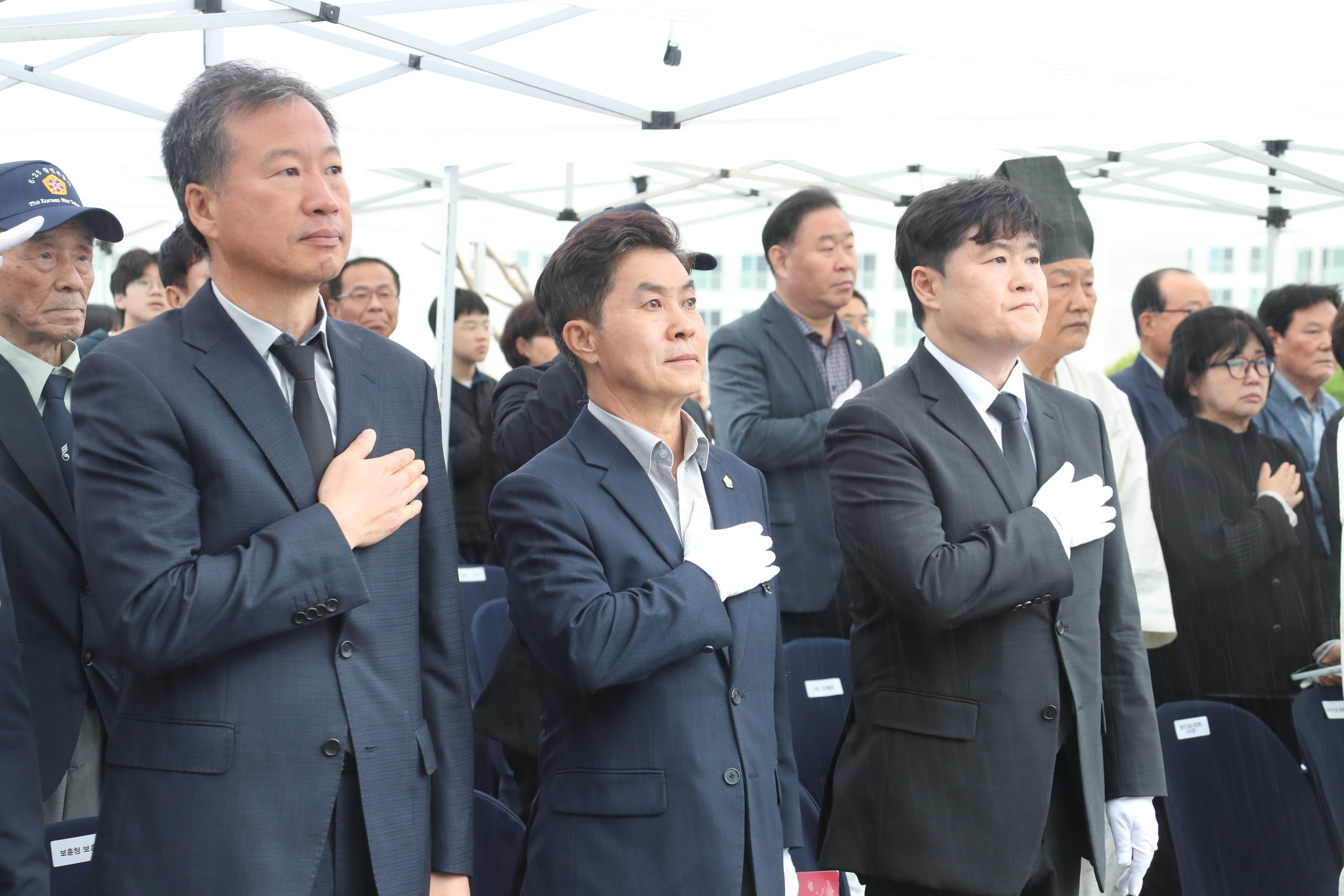 [복지정책과]추모행사 사진(왼쪽부터 박치우 대구지방보훈청 보훈과장, 강승수 구미시의회의장, 정성현 구미부시장)