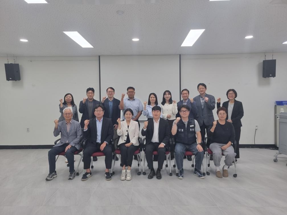 [노동일자리과]단체사진(앞 줄 왼쪽 세번째부터 김정미 시의원, 정성현 부시장, 김정연 한국노총 구미지부 사무처장)