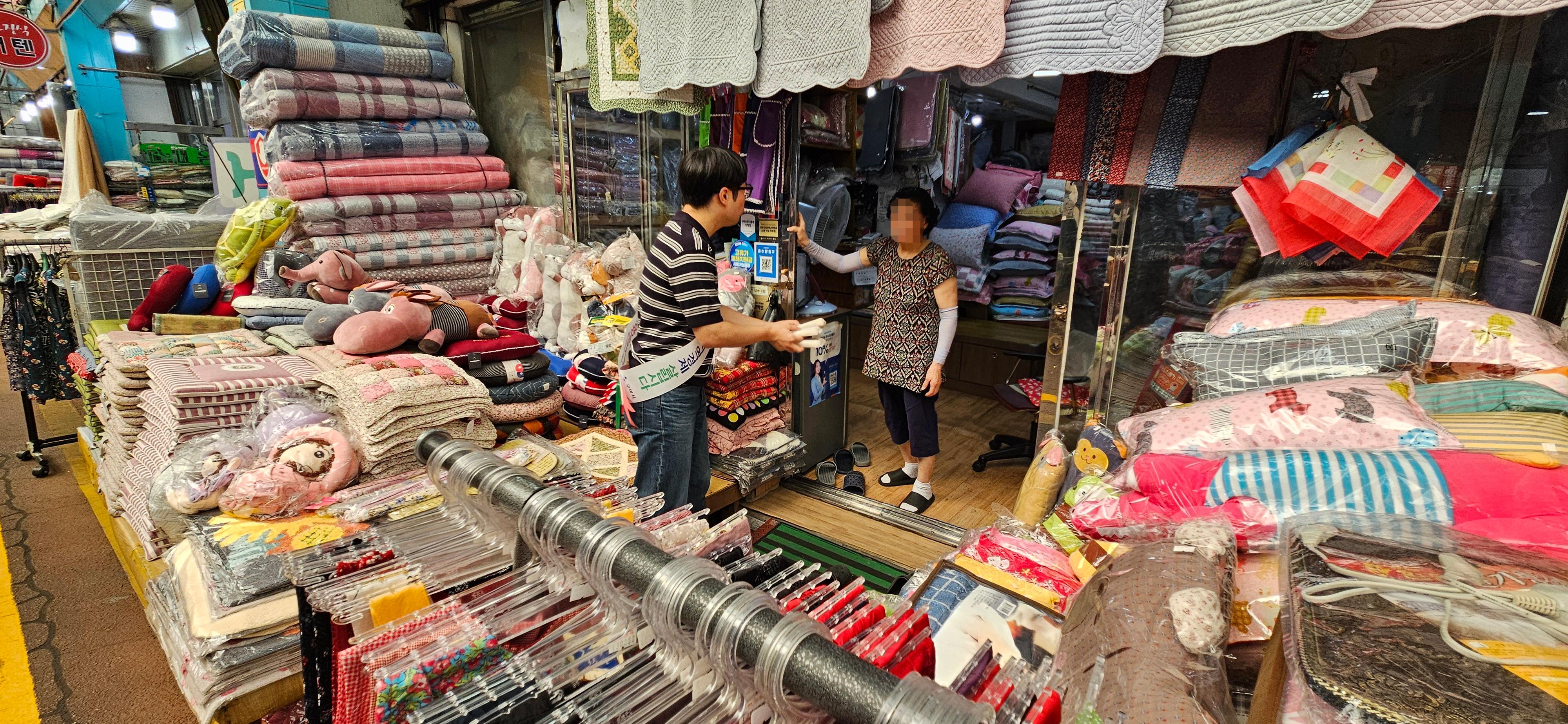 [일자리경제과]구미시 소상공인 대상 보이스피싱 예방 홍보활동(23일 새마을중앙시장 홍보중2)