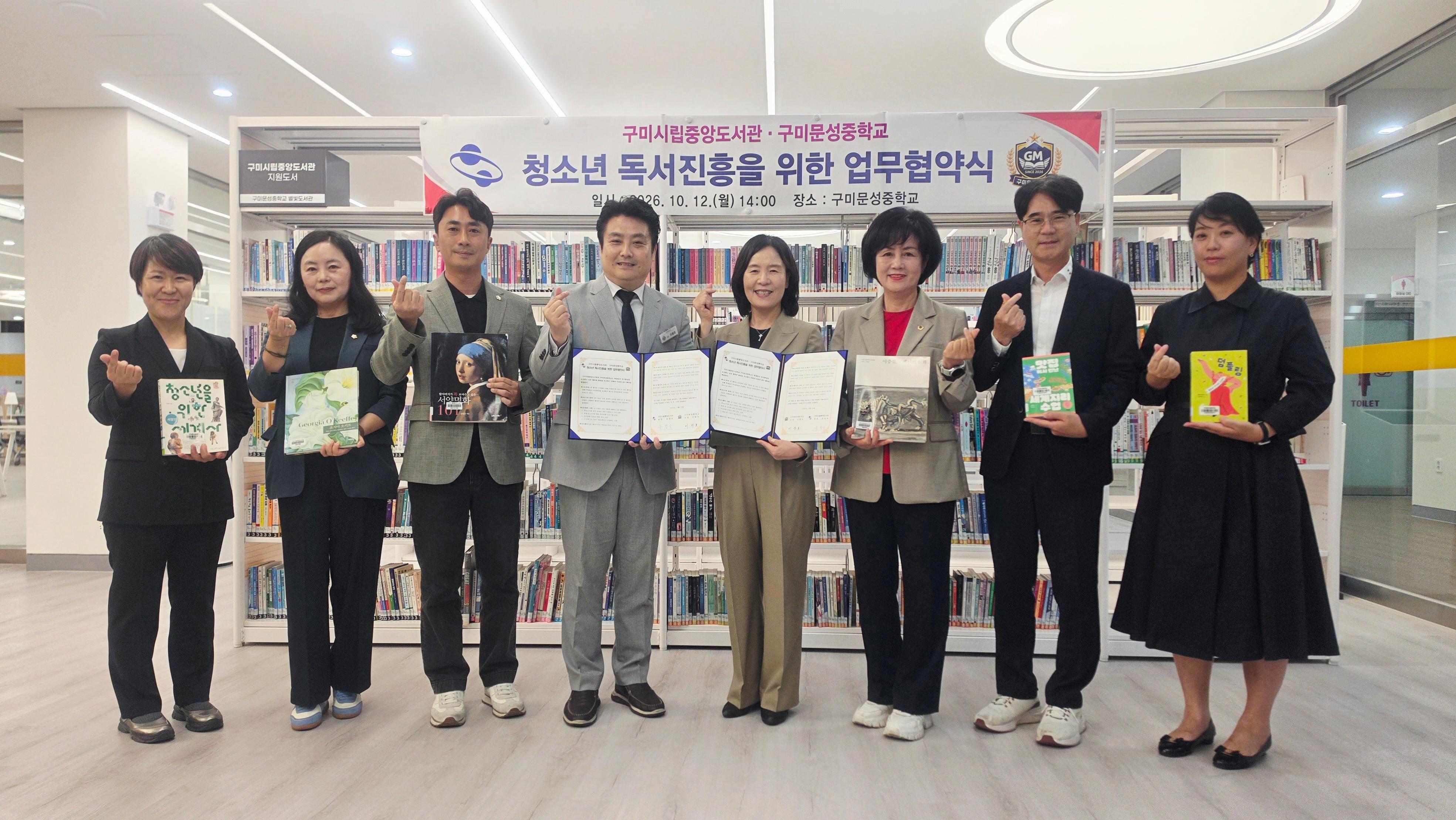 [시립중앙도서관]단체1(왼쪽 두번째 부터, 전희정의원,김종화의원,이광호교장, 류정숙 시립도서관장, 이명희 도의원, 엄기득 고아읍장)