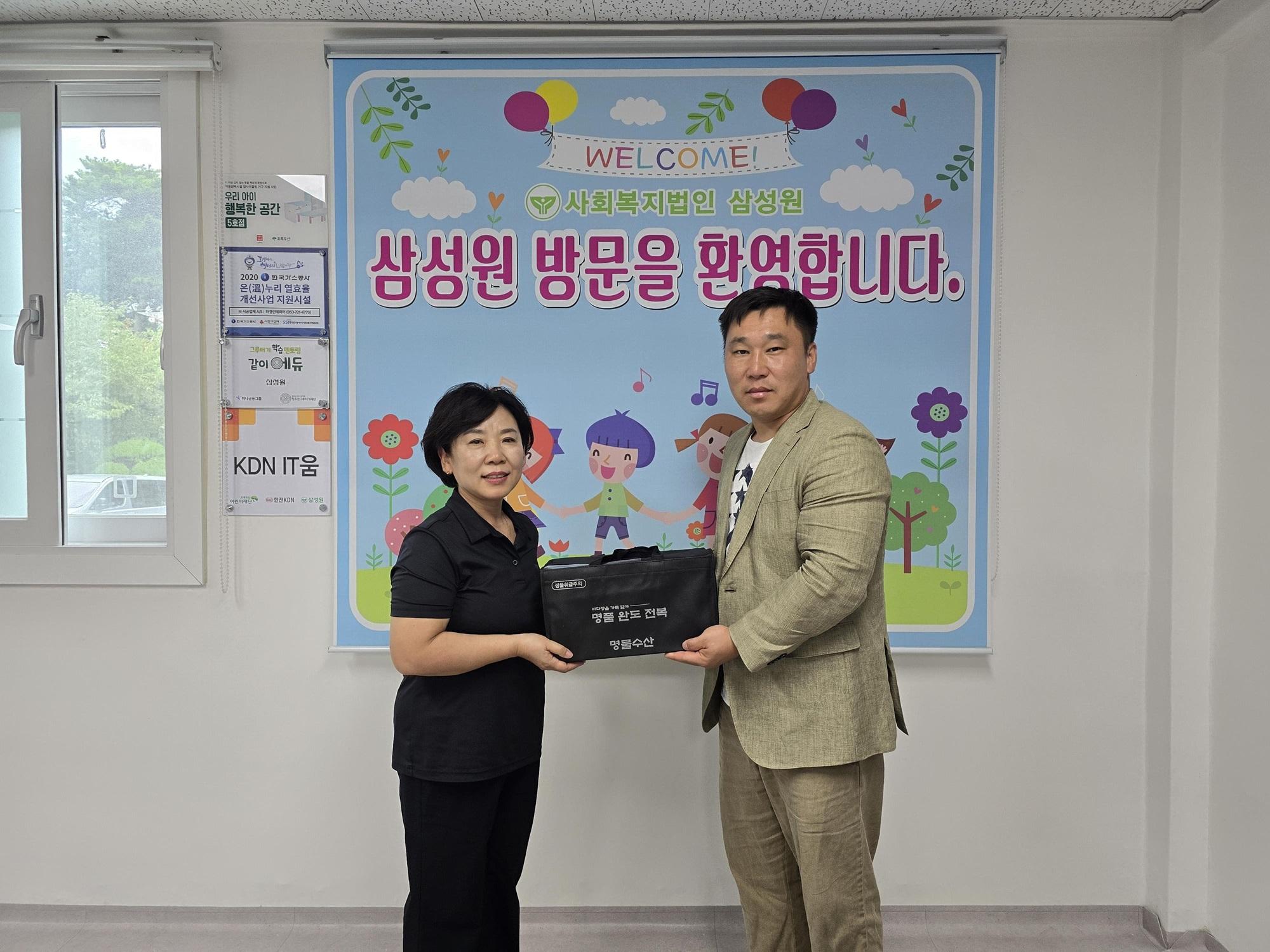 [새마을과]전복 전달(좌 주옥경 삼성원 원장 우 박근덕 청년새마을연대 회장)