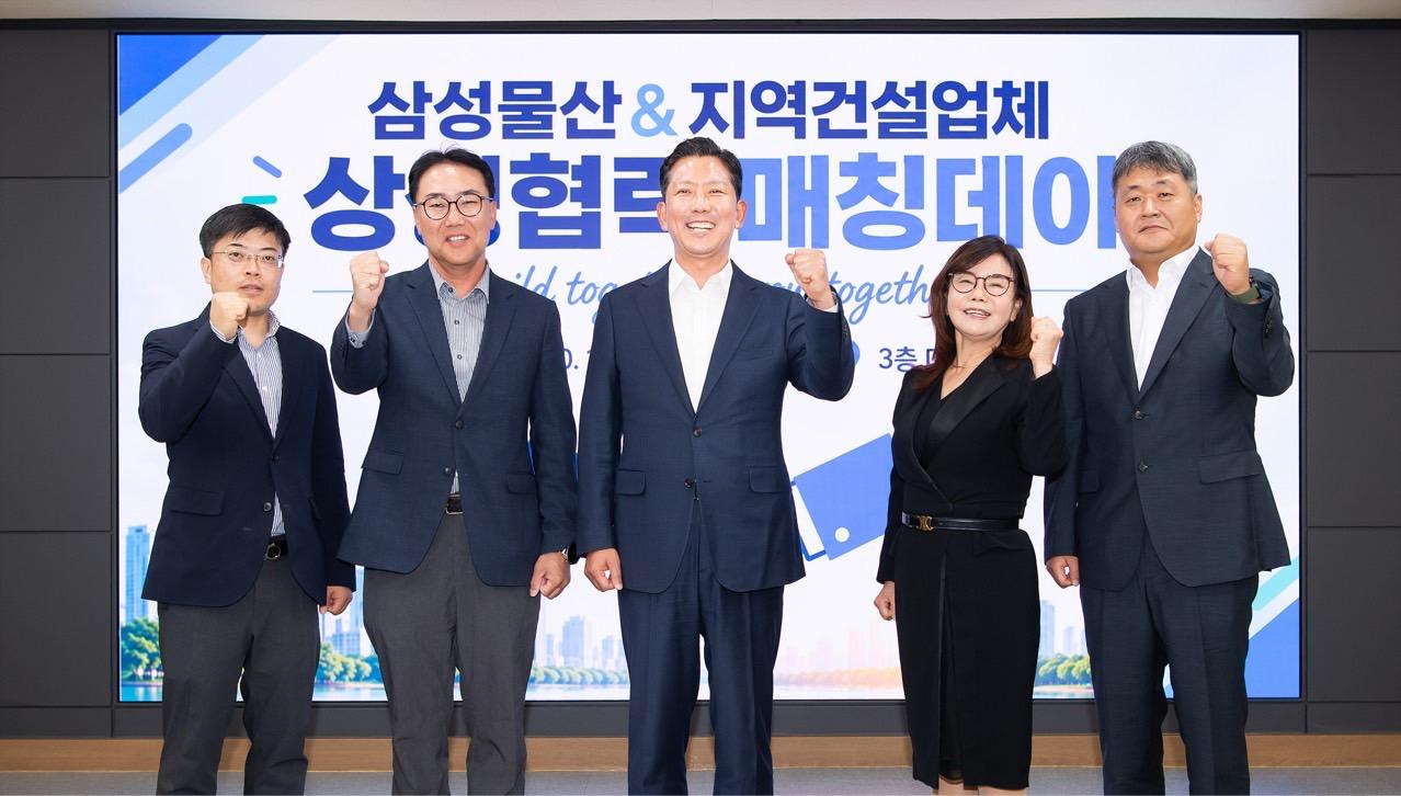[도시계획과]기념사진(왼쪽부터 박영재 삼성물산 건설안전연구소 그룹장, 오창엽 삼성SDS 구미AI데이터센터 현장 총괄소장, 김장호 구미시장, 백금희 대한전문건설협회 구미시운영위원회장, 김상우 삼성물산 조달지원팀 그룹장)