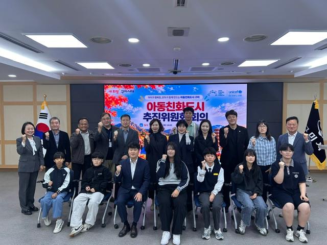 [아이돌봄과]단체사진(맨앞줄 왼쪽 3번째 정성현 구미부시장, 뒷줄 왼쪽에서부터 1번째 오명화 아이돌봄과장, 2번째 김덕진 경북서부아동보호전문기관장, 3번째 나대활 구미YMCA 사무총장, 4번째 김재우 구미시가족센터장, 5번째 박찬동 구미경찰서장, 9번째 이정호 구미시의원, 11번째 정창호 미래교육돌봄국장)