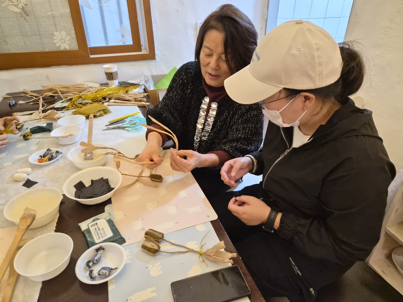 [금오시장] 2025 금오시장 일원 도시재생뉴딜사업 주민제안공모사업 \'콘텐츠발굴단\' - 닥종이 인형으로 만나는 금오시장 사람들 성과공유회 첨부 이미지